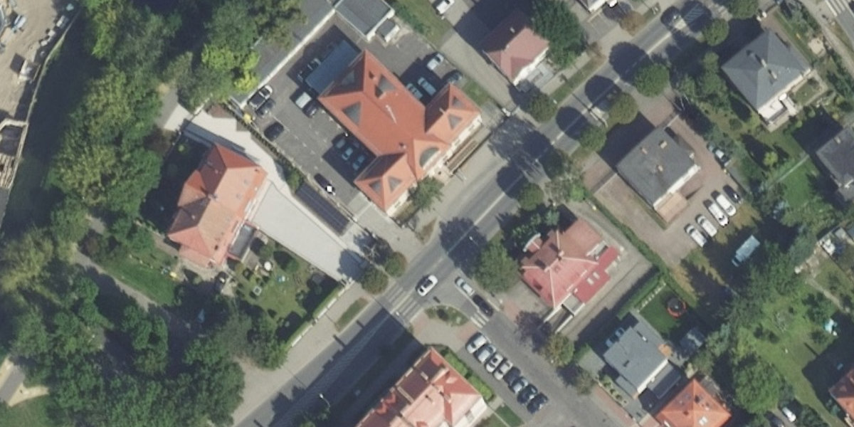Zdjęcie lotnicze kancelarii przy ulicy Piłsudskiego 49A w Grudziądzu z zaznaczonym parkingiem i wjazdem od strony straży miejskiej
